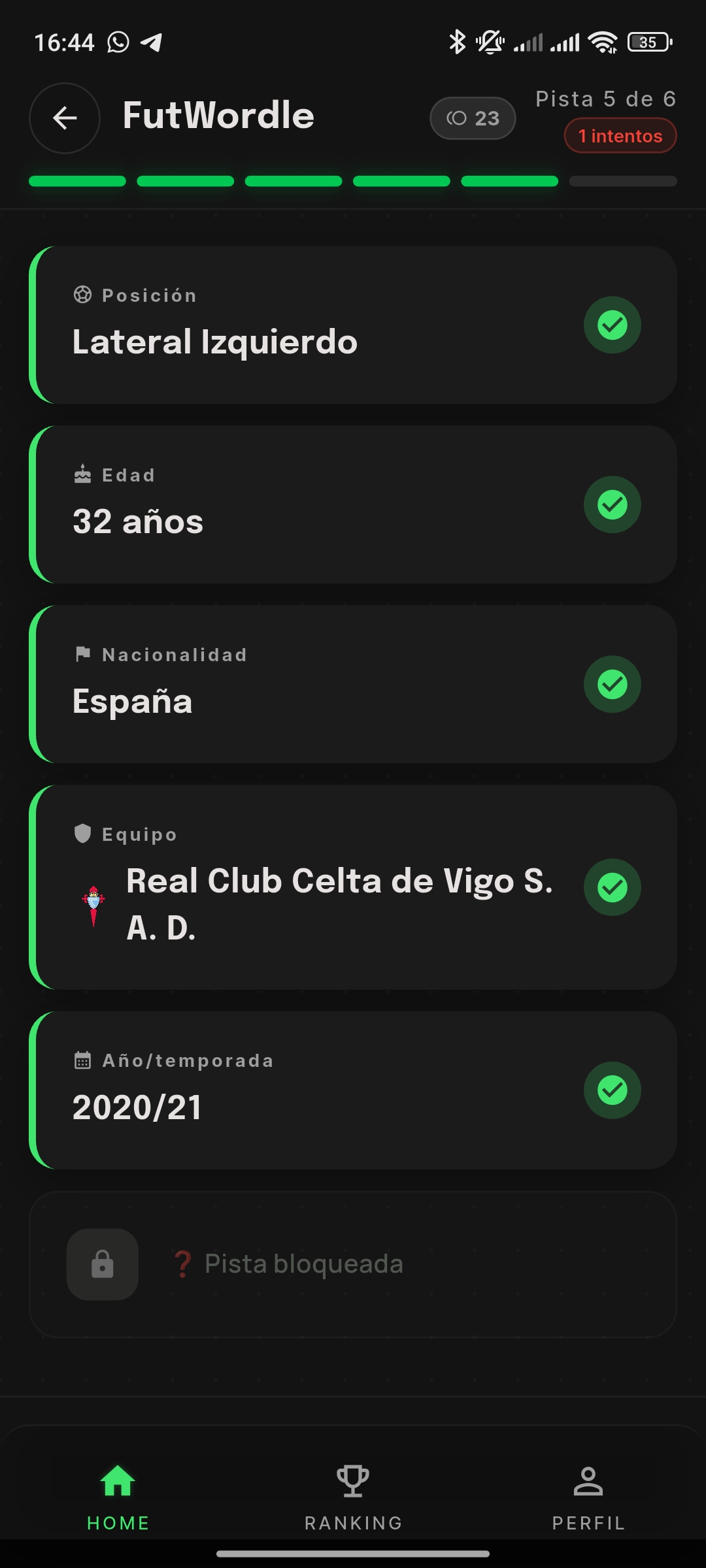 Pantalla de juego de FutWordle con pistas reveladas sobre el jugador misterioso de LaLiga
